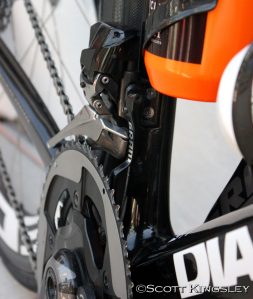 Instead of the usual cables, the front and rear derailleurs are both activated through a wireless radio frequency. Photo by Scott Kingsley.