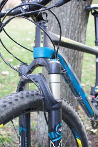 A Fox 32 FLOAT 27.5 CTD fork handled suspension duties up front...