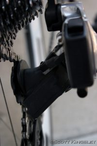 Unlike Shimano Di2 or Campangnolo EPS, the motor is located between the parallelogram and the jockey wheels. Photo by Scott Kingsley.