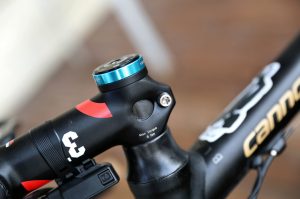 A single bolt keeps the ARX II firmly attached to the steerer tube.